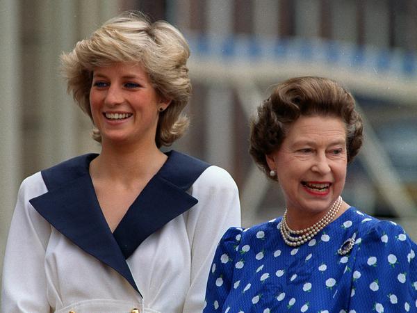 Diana, Prinzessin von Wales (l), und die britische Königin Elizabeth II. im August 1987.