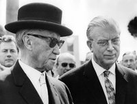 Bundeskanzler Konrad Adenauer mit seinem engsten Vertrauten Hans Globke, der das Bespitzelungsprojekt einfädelte. Foto: dpa