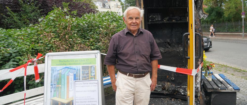 Konrad Kutt vor seiner ausgebrannten Bücherbox am Bahnhof Grunewald.