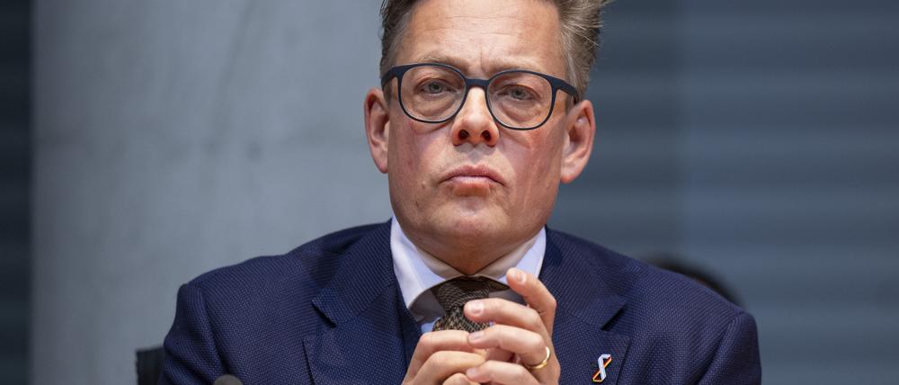 Konstantin von Notz (Bündnis 90/Die Grünen), Vorsitzender des Parlamentarischen Kontrollgremiums, wartet auf den Beginn einer öffentlichen Anhörung im Bundestag. 