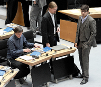 Christopher Lauer (rechts, neben Martin Delius) fiel im Abgeordnetenhaus unter anderem dadurch auf, dass er Innensenator Frank Henkel rhetorisch vor sich hertrieb. Foto: PICTURE ALLIANCE / DPA