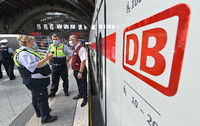 Ein Team der Deutschen Bahn kontrolliert in einem Zug das Tragen von Mund-Nasen-Bedeckungen bei den Fahrgästen. (Archiv) Foto: Hendrik Schmidt/dpa-Zentralbild/dpa