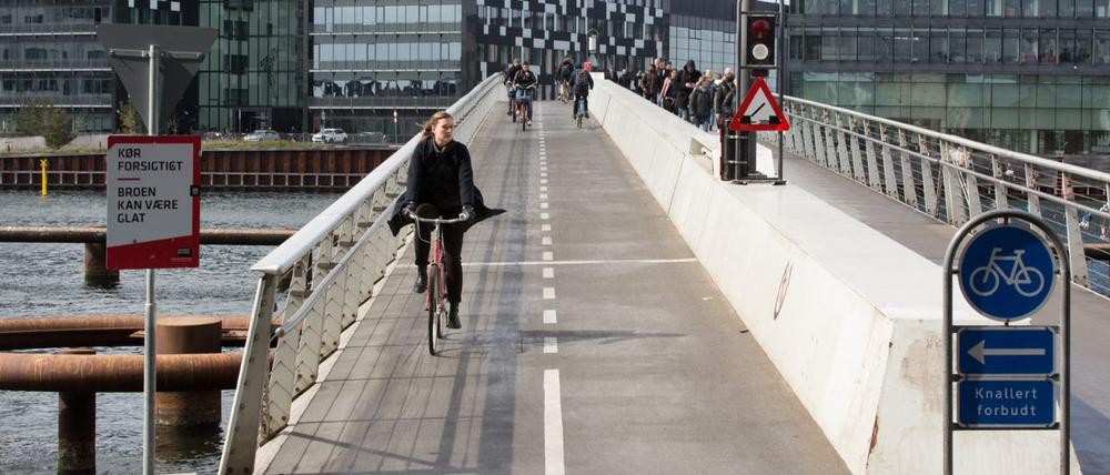 Gute Fahrt. Deutlich sichtbare Fahrspuren erleichtern Radfahrern in Kopenhagen die Fahrt durch die Innenstadt - eigens für den Radverkehr gebaute Brücken verkürzen die Wege. So ist in der dänischen Hauptstadt das Fahrrad vielfach zum schnellsten Verkehrsmittel geworden.