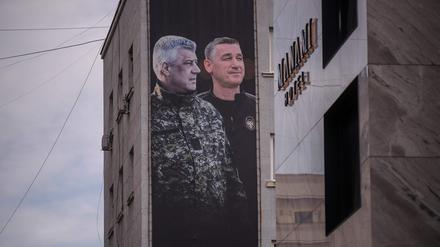 Auf einem Plakat in Pristina: Kosovos früherer Präsident Hashim Thaci (l.) und der ehemalige Parlamentssprecher Kadri Veseli.