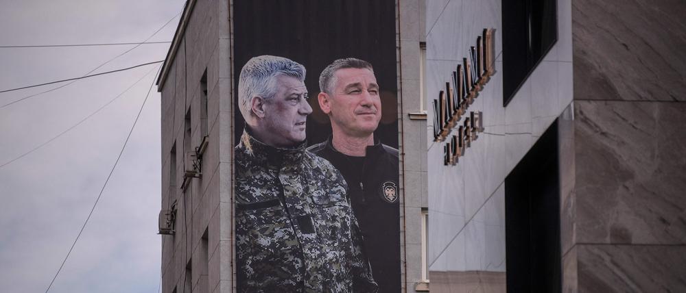 Auf einem Plakat in Pristina: Kosovos früherer Präsident Hashim Thaci (l.) und der ehemalige Parlamentssprecher Kadri Veseli.