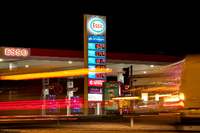 Hohe Kraftstoffpreise für Diesel und Super-Benzin stehen auf der Anzeigetafel einer Tankstelle. Foto: Daniel Bockwoldt/dpa