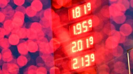 Rot leuchten die Zahlen an der Preistafel einer Tankstelle bei Regenwetter. An den Tankstellen des Landes sind die Spritpreise in den vergangenen Tagen auf ein Jahreshoch gestiegen. 