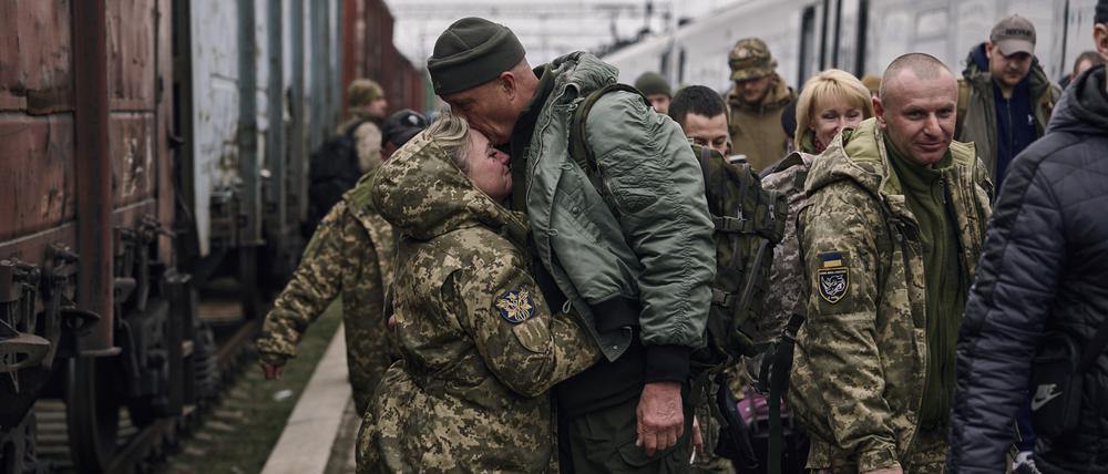 Eine ukrainische Soldatin umarmt ihren Mann auf einem Bahnhof in Kramatorsk in der Nähe der Frontlinie.