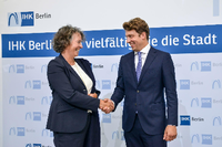 Beatrice Kramm gratuliert ihrem Nachfolger Daniel-Jan Girl an der Spitze der Berliner Industrie- und Handelskammer. Foto: Kevin P. Hoffmann