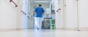 Ein Krankenpfleger geht über einen Flur in einem Krankenhaus: Laut einer repräsentativen Umfrage erwarten Kliniken in Deutschland keine Verbesserungen bei der Behandlungsqualität sowie beim Personalmangel. (Archivfoto)