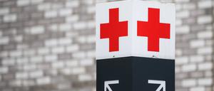 Ein Schild mit einem roten Kreuz weist den Weg zur Notaufnahme des KRH Klinikum Region Hannover Klinikum Siloah.