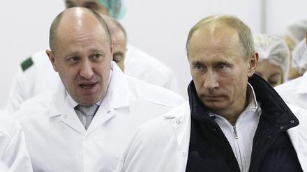 Jewgeni Prigoschin, auch bekannt als „Putins Koch“, führt Russland Präsident Wladimir Putin durch seine Fabrik, die Schulspeisungen herstellt. 