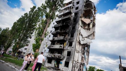 Anwohner stehen vor zerstörten Wohnhäusern in Borodjanka. 