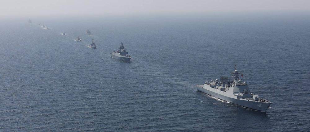 Das von der iranischen Armee am 18. März 2023 veröffentlichte Bild zeigt Kriegsschiffe während einer gemeinsamen Marineübung von Russland, China und dem Iran im Golf von Oman.