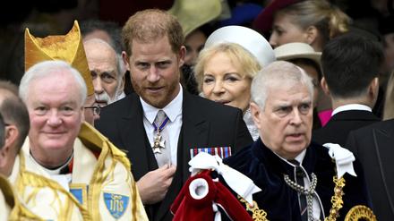 Nicht sonderlich beliebt in der Familie: Prinz Harry und sein Onkel Prinz Andrew (vorn rechts).