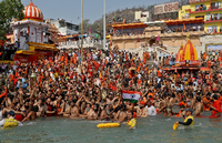 Ohne Masken, ohne Abstand: Gläubige bei der Kumbh Mela im Ganges. Foto: Danish Siddiqui/Reuters