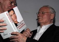 Oskar Lafontaine mit einem Buch seiner Partnerin Sahra Wagenknecht Foto: imago/Becker& Bredel