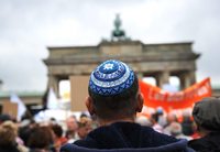 Die Kundgebung «Steh auf! Nie wieder Judenhass!» des Zentralrats der Juden in Deutschland vor dem Brandenburger Tor in Berlin. Foto: Maja Hitij/dp