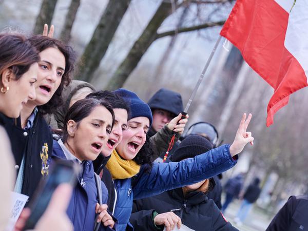 „Jin, Jiyan, Azadi“ (Frau, Leben, Freiheit): Demonstrantinnen vor dem Bundeskanzleramt.