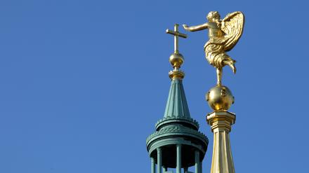 Kreuz auf der Kuppel der Nikolaikirche und Fortuna-Figur auf dem Portal des Landtags Brandenburg in Potsdam