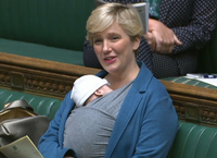 Stella Creasy, britische Labour-Abgeordnete, mit Baby im Unterhaus (Archivbild vom 23. September 2021) Foto: dpa/PA Wire/House Of Commons