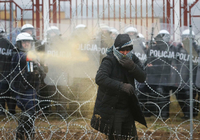 An der Grenze zwischen Belarus und Polen ist am Dienstag, 16.11.2021, die Lage um die Tausenden Migranten eskaliert. Foto: Leonid Shcheglov/BelTA/AP/dpa