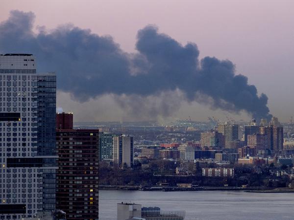 Rauch steigt wegen des Brandes in der Lagerhalle südlich des New Yorker Stadtteils Manhattan auf.