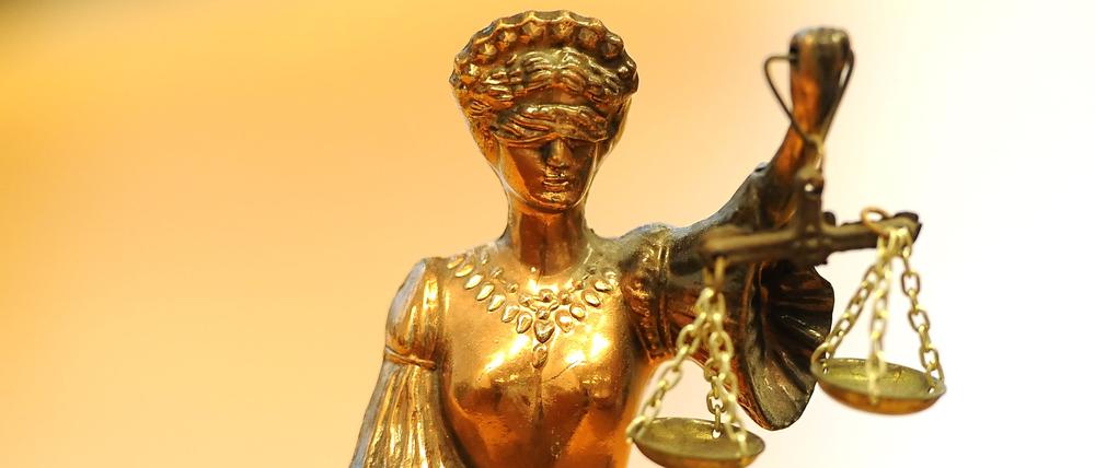 Eine goldfarbene Justitia-Figur