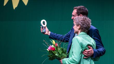 Mit Selfie in den Wahlkampf: Antje Töpfer und Benjamin Raschke führen die Landesliste der Brandenburger Grünen an.  