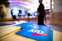 AfD-Ausstattung beim Landesparteitag in Bayern (Archivbild von 2018) Foto: dpa/Daniel Karmann