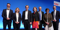 Daniel Günther steht neben den CDU-Ressortchefs in der künftigen schleswig-holsteinischen Landesregierung Foto: Marcus Brandt/dpa