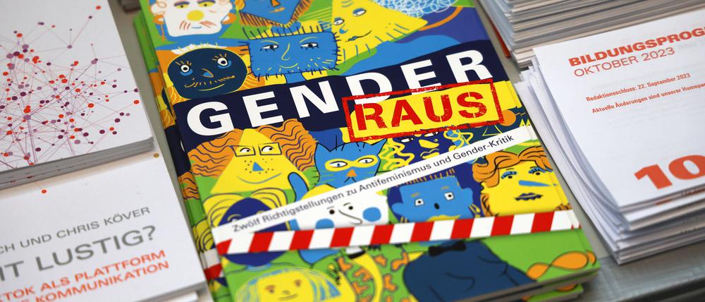 Broschüre mit der Aufschrift „Gender raus - 12 Richtigstellungen zu Antifeminismus und Gender-Kritik“