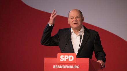 Bundeskanzler Olaf Scholz (SPD) spricht während eines Landesparteitags der SPD Brandenburg.