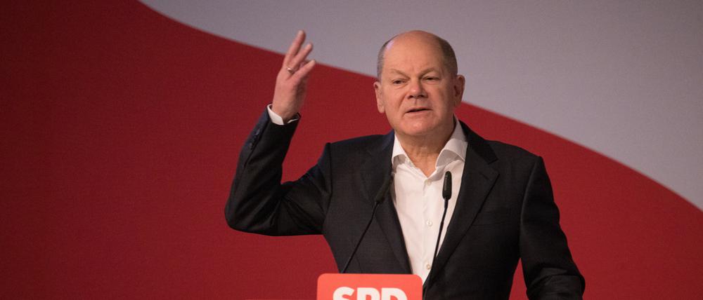 Bundeskanzler Olaf Scholz (SPD) spricht während eines Landesparteitags der SPD Brandenburg.