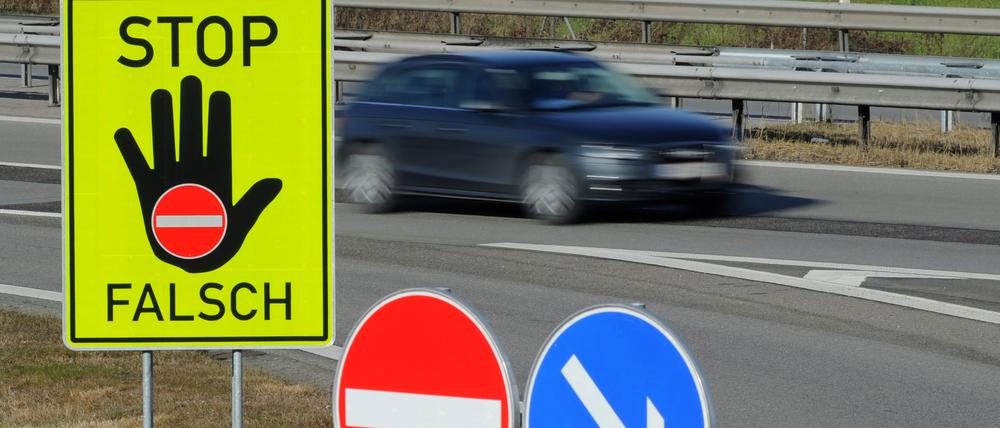 Warnschilder wie hier an der Autobahn 8 (A8) München-Salzburg helfen nicht, wenn jemand absichtlich falsch auf die Autobahn auffährt. 