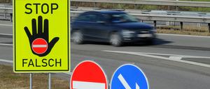 Warnschilder wie hier an der Autobahn 8 (A8) München-Salzburg helfen nicht, wenn jemand absichtlich falsch auf die Autobahn auffährt. 