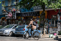 An Radfahrer fährt an dem Haus in der Rigaer Straße 94 vorbei. Foto: Paul Zinken/dpa