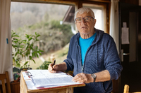 Schreibt an einem neuen Buch über die Krim. Landolf Scherzer in seinem Haus im thüringischen Suhl. Foto: dpa/Michael Reichel