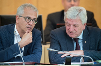 Schwarz-Grün in Hessen: Wirtschaftsminister Tarek Al-Wazir (Grüne) und Ministerpräsident Volker Bouffier (CDU) Foto: Boris Roessler/picture alliance/dpa