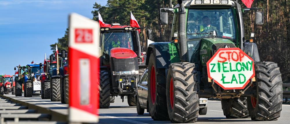 25.02.2024, Polen, Slubice: Landwirte aus Polen sind auf der Autostrada A2 (Europastraße 30) mit ihren Fahrzeugen in Richtung der deutsch-polnischen Grenze (Frankfurt/Oder) unterwegs. Die seit Wochen anhaltenden Proteste polnischer Bauern richten sich gegen die EU-Agrarpolitik, aber auch gegen die Einfuhr günstiger Agrarprodukte aus der Ukraine. (zu dpa: «Bauern-Protest in Polen: Über die Grenze rollt nichts mehr») Foto: Patrick Pleul/dpa +++ dpa-Bildfunk +++