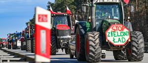 25.02.2024, Polen, Slubice: Landwirte aus Polen sind auf der Autostrada A2 (Europastraße 30) mit ihren Fahrzeugen in Richtung der deutsch-polnischen Grenze (Frankfurt/Oder) unterwegs. Die seit Wochen anhaltenden Proteste polnischer Bauern richten sich gegen die EU-Agrarpolitik, aber auch gegen die Einfuhr günstiger Agrarprodukte aus der Ukraine. (zu dpa: «Bauern-Protest in Polen: Über die Grenze rollt nichts mehr») Foto: Patrick Pleul/dpa +++ dpa-Bildfunk +++