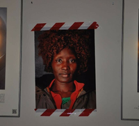 Ein Bild der Flüchtlings-Aktivistin Napuli Paul Langa hängt, mit Klebeband befestigt, an der Galerie der Nobelpreisträger im Hauptgebäude der HU Foto: Gruppe "Wissen im Widerstand"