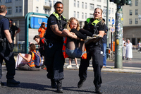 Völlig losgelöst. Polizisten trugen die Klimaaktivisten von der Straße. Foto: REUTERS/Christian Mang