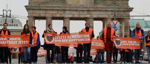Aktivisten der „Letzten Generation“ blockieren den Verkehr am Brandenburger Tor.