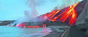 Die Lava des Cumbre Vieja auf La Palma floss bis ins Meer.
