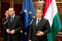 Viktor Orban (rechts) stört die Wahlkampagne des EVP-Spitzenkandidaten Manfred Weber Foto: Szilard Koszticsak,dpa