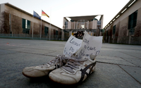 #LeaveNoOneBehind-Protest am Sonntag vor dem Kanzerlamt. Foto: REUTERS