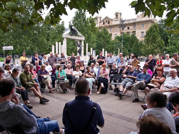 Mitglieder der Bewegung „Lebendiges Gedenken“ vor der Gedenkstätte für die Opfer der deutschen Besatzung, Budapest.