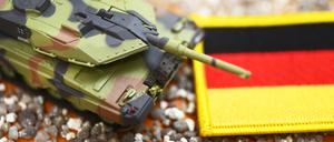 Modell eines Leopard II Kampfpanzers mit der Fahne von Deutschland / action press