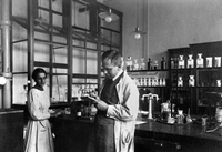 Lise Meitner, hier mit Otto Hahn im Labor ihres Kaiser-Wilhelm-Instituts für Chemie in Dahlem, war 13 Mal für den Nobelpreis nominiert, aber bekam ihn dennoch nie. Foto: imago/Leemage